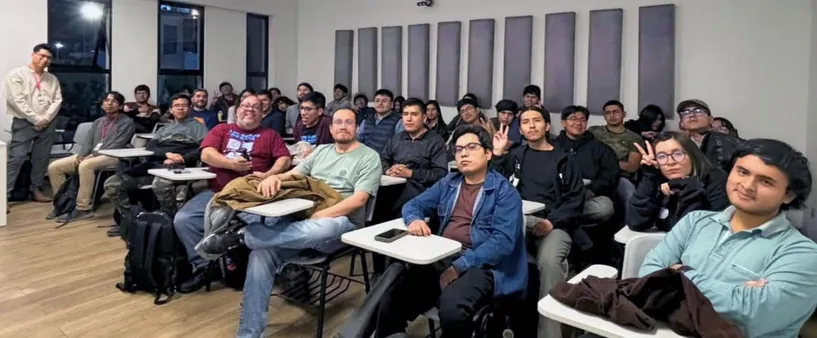 Participantes de una game jam en un aula